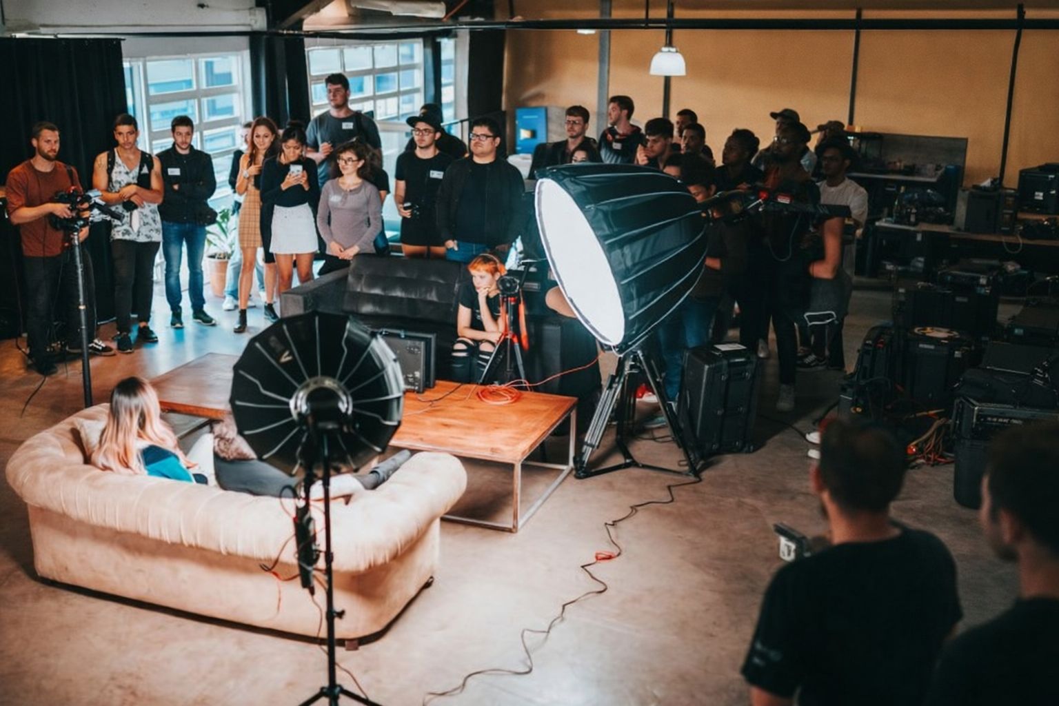 Menschen bei einer Eventproduktion mit Kameraausrüstung und Beleuchtung